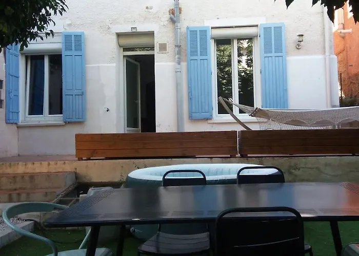 Jolie Maison De Ville Avec Jardin Arbore