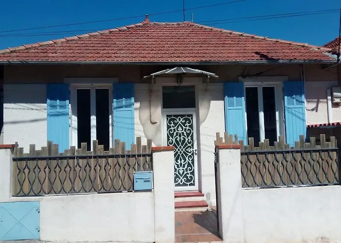 Jolie Maison De Ville Avec Jardin Arbore